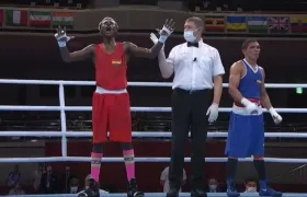 Momento en que se declara la victoria de Samuel Takyi. 