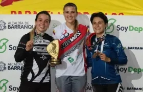 Gabriella Bolle celebra con su medalla de oro. 