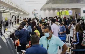 Aglomeración de pasajeros en el aeropuerto internacional de Fort Lauderdale - Hollywood.