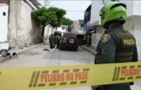 La Policía revisa el vehículo de valores para hallar pistas que los lleve a dar con el paradero de los ladrones. 