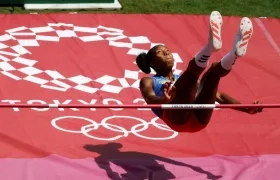 Evelis Aguilar durante el salto alto. 