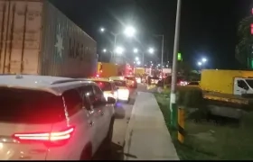 El trancón vial persistía en la noche.