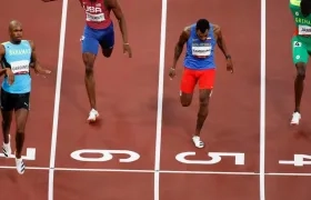 Anthony Zambrano, atleta colombiano, pasa segundo la meta. 