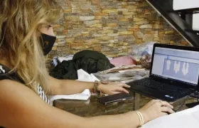 Empresaria usa el comercio electrónico para sus productos.