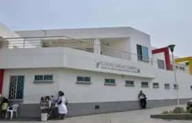 La mujer recibe atención médica en el Camino El Pueblo. 