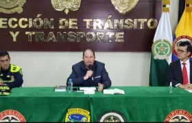 Las autoridades explicando las medidas.