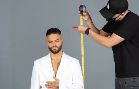 Maluma, en el Museo Madame Tussauds, cuando estaba siendo medido.
