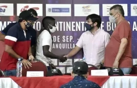 Yuberjen Martínez, boxeador colombiano, se saluda con el alcalde Jaime Pumarejo. 