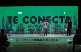 El alcalde Jaime Pumarejo Heins, en compañía del gerente distrital TIC, Jaime Criales.