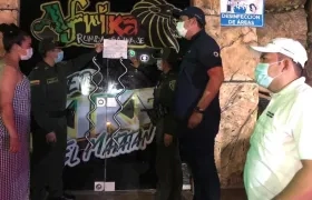 Las autoridades durante la diligencia de cierre.