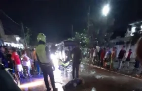 Una de las víctimas quedó tendida sobre la vía de la carrera 14. 