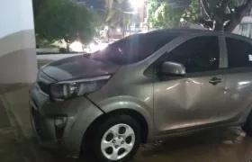 Vehículo arrastrado por arroyo en la 85 con 50.