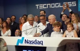 Momento en que la compañía tocó la campana de Nasdaq.