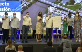 Imagen de la firma de adjudicación del proyecto.