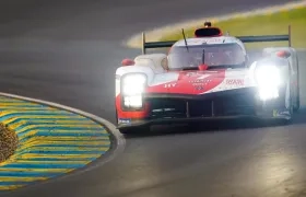 Los carros de Toyota se llevaron el triunfo en la carrera. 