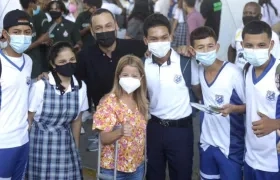 La Gobernadora Elsa Noguera y el Alcalde José Fernando Vargas compartiendo con los jóvenes.