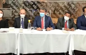 Representantes del Gobierno Nacional explicando los topes salariales.