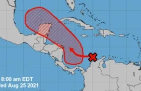 La onda tropical se localiza justo al frente de la costa caribe colombiana. 