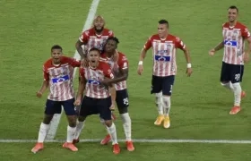 Larry Vásquez celebra el gol de la victoria de Junior. 
