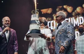 Rafael Ithier con torta gigante celebra en tarima su cumpleaños.
