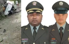 Así quedó la camioneta de la Policía tras el atentado. En la foto, los policías fallecidos, el mayor Mauricio Grosso y el patrullero Wílber Alexánder Silva.  