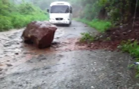 Derrumbes impiden el paso vehicular.