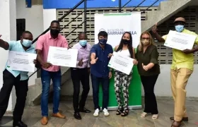 Cinco docentes recibieron este miércoles su beca de maestría de manos del alcalde de Barranquilla, Jaime Pumarejo.