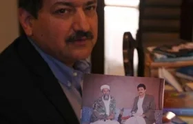 Hamid Mir muestra las fotos de Osama Bin Laden.