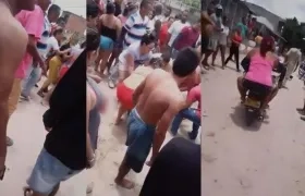 Momentos en que la víctima era auxiliada y llevada en moto a una clínica cercana. 