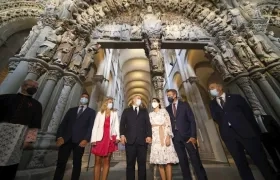 El presidente de la Xunta, Alberto Núñez Feijóo, (izq) posa junto al presidente de Colombia, Iván Duque y su esposa María Juliana Ruiz y otras personalidades, ante el Pórtico de la Gloria.