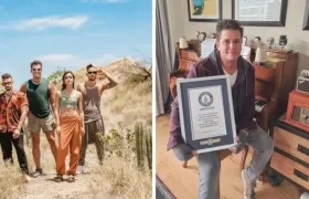 El cantautor Carlos Vives con el galardón.