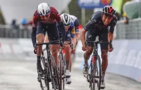 El ciclista colombiano Egan Bernal (derecha).