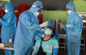 Autoridades vietnamitas no consiguen doblegar una ola de Covid-19.