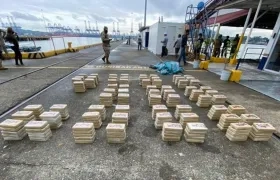 Fiscalía de Drogas en conjunto con el Senan Panamá decomisaron  335 paquetes con presunta sustancia ilícita, ocultos en una embarcación al noreste de Isla del Rey, en el archipiélago de Las Perlas.