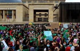 Cientos de mujeres protestaron este martes a favor del "aborto libre, feminista y antirracista" en Bogotá.