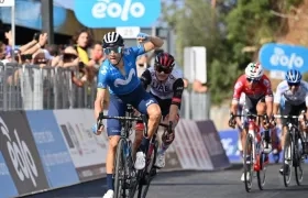 Alejandro Valverde gana la etapa y asume el liderato. 