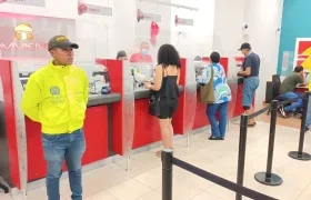 Policía en los bancos de la ciudad. 