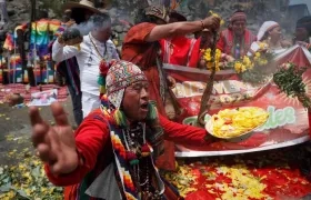 Chamanes y curanderos realizan un ritual.