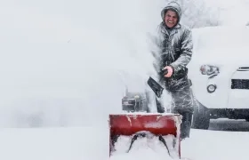 Ciudadano en Estados Unidos en medio de la nieve. 