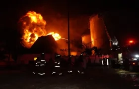Imagen del incendio durante la madrugada de este jueves.