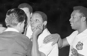 Escena del partido en el que el 'Chato', de espaldas, ha expulsado a Pelé.