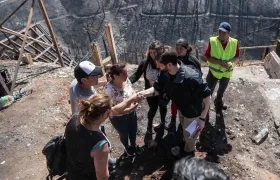 Gabriel Boric, presidente de Chile, dialoga con damnificados del incendio.