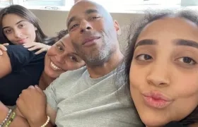 Edinho y varios de sus familiares en la habitación en la que permanece recluido Pelé.