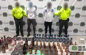 Licor adulterado decomisado por la Policía.