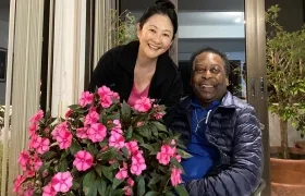 Pelé en una foto de archivo junto a su esposa Marcia Aoki.
