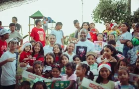 La reina del Carnaval de los Niños 2023, Tahiana Rentería, junto a su padre Édgar Rentería, y niños de Usiacurí.