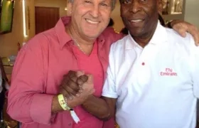 Zico, ídolo del Flamengo, con Pelé.