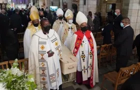 Ataúd de Desmond Tutu, premio Nobel de paz. 