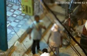 Momento en que los menores consumían cerveza en la parte externa de la tienda. 