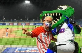 'El Cole' posa con el 'Caimán Willy' durante el juego. 